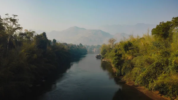 Ein Malerischer Blick Auf Einen Fluss Der Tagsüber Den Grünen — Stockfoto