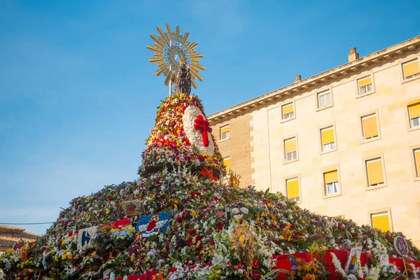 Bajo Ángulo Flores Para Celebrar Virgen María Zaragoza —  Fotos de Stock