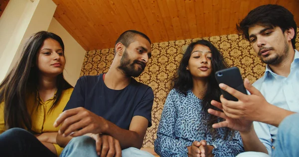 Groupe Amis Indiens Regardant Quelque Chose Sur Smartphone Photo De Stock