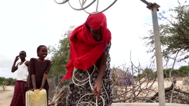非洲妇女喝水的镜头 — 图库视频影像