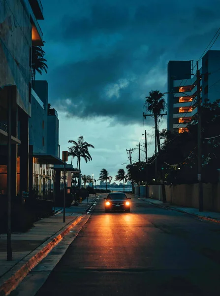 Eine Vertikale Aufnahme Einer Straße Einer Stadt Abend Und Eines — Stockfoto