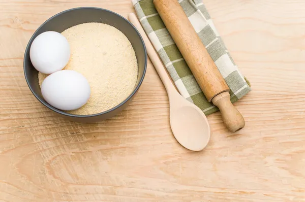 キッチンツール白い卵とコピースペースと木製の背景に全粒小麦粉と濃い灰色のボウル — ストック写真