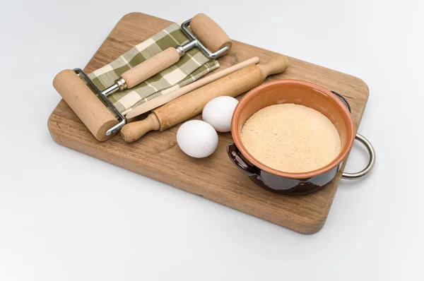 Chopping Board Rolling Pin White Eggs Terracotta Bowl Wholegrain Flour — Stock Photo, Image