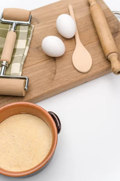 Schneidebrett Nudelholz Weiße Eier Und Terrakotta Schüssel Mit Vollkornmehl Auf — Stockfoto