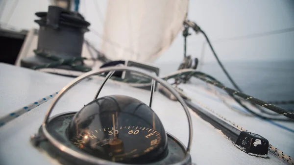 Een Close Shot Van Een Snelheidsmeter Van Een Zeilboot — Stockfoto