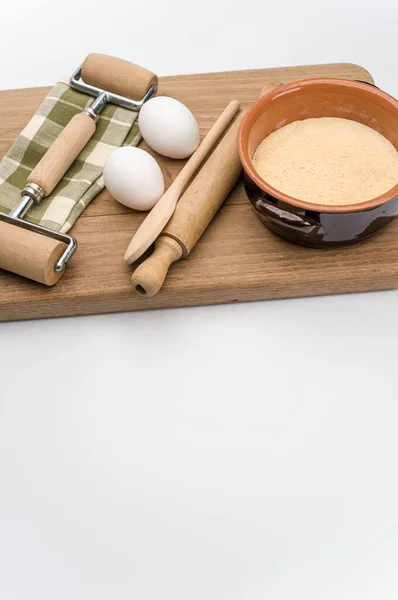 Chopping Board Rolling Pin White Eggs Terracotta Bowl Wholegrain Flour — Stock Photo, Image