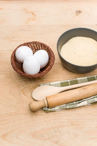 Utensilios Cocina Huevos Blancos Tazón Gris Oscuro Con Harina Integral —  Fotos de Stock