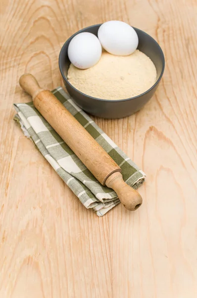 Keukengereedschap Witte Eieren Donkergrijze Kom Met Volkoren Bloem Versleten Houten — Stockfoto