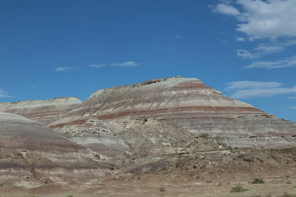 阳光普照的美国犹他州崎岖的层状岩石景观 — 图库照片