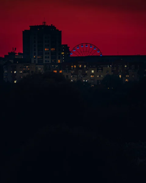 Een Rustig Landschap Van Rode Zonsondergang Stad Met Een Gloeiend — Stockfoto