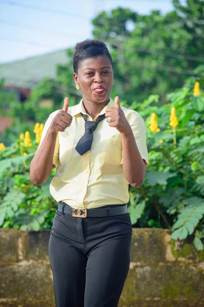 Африканская Леди Женщина Одетые Студент Бизнесмен Делают Большие Пальцы Вверх — стоковое фото