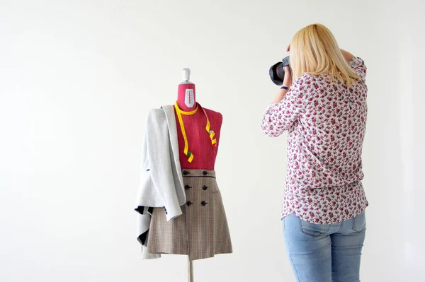 Blondynka Fotograf Robi Zdjęcia Manekinowi Spódnicy Marynarce Garnituru — Zdjęcie stockowe
