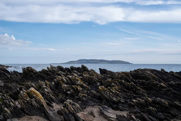 Stenig Strand Den Blå Himlen — Stockfoto