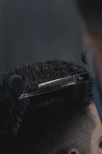 Pionowe Ujęcie Rąk Fryzjera Obcinających Włosy Klientowi Nożyczkami Salonie Fryzjerskim — Zdjęcie stockowe