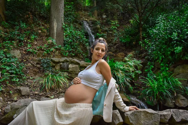 Een Mooie Jonge Blanke Zwangere Vrouw Witte Kleren Poseren Natuur — Stockfoto