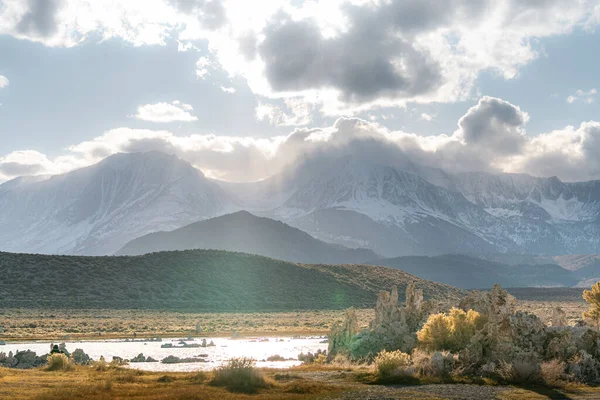 Una Vista Ipnotizzante Paesaggio Nuvoloso Sulle Montagne Innevate Campo Semi — Foto Stock