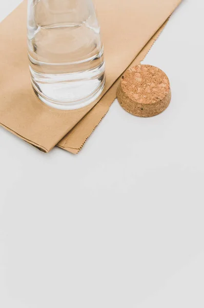 Frasco Vidro Preenchido Com Água Pura Limpa Sobre Fundo Papel — Fotografia de Stock