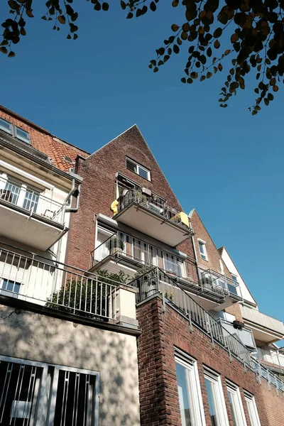 Eine Vertikale Aufnahme Von Gemauerten Wohngebäuden — Stockfoto