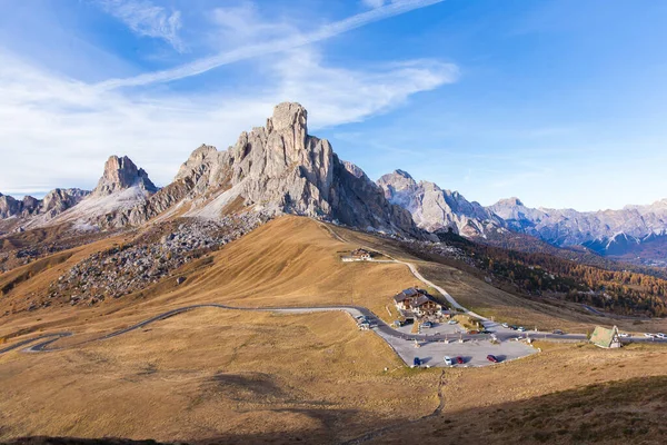 เขาผ านถนน Passo Gahu Dolomites ตาล ใกล Cortina Ampezzo ระหว — ภาพถ่ายสต็อก