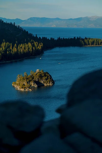 Lélegzetelállító Kilátás Nyílik Emerald Bay Tavon Tahoe Sűrű Erdő Háttérben — Stock Fotó