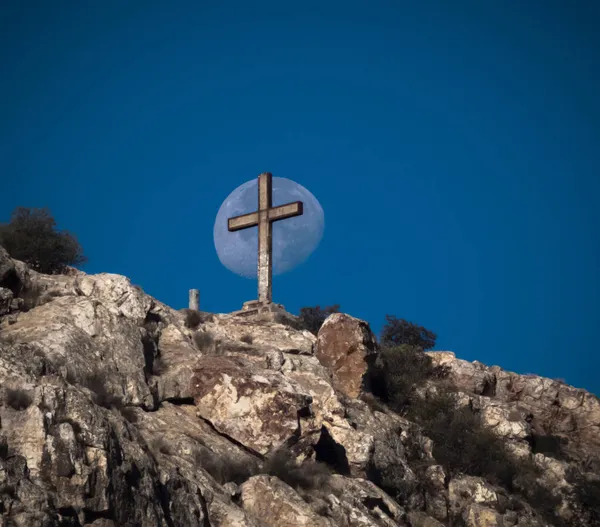 Una Bella Vista Una Croce Piedi Sulla Roccia Penarroya Pueblonuevo — Foto Stock