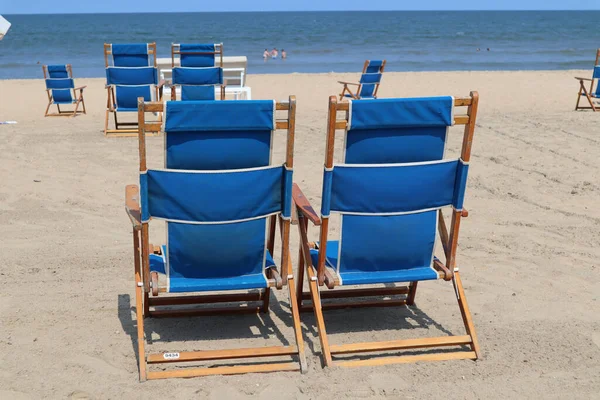 美国弗吉尼亚海滩一排蓝色的海滩椅子 — 图库照片