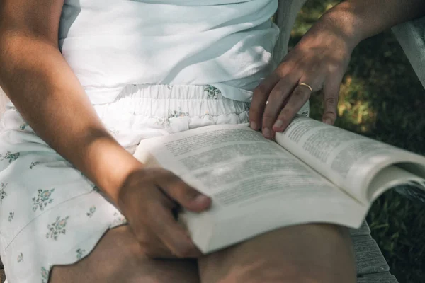 Una Femmina Che Legge Libro All Aperto — Foto Stock