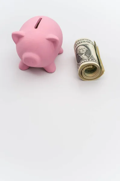 Bonito Banco Porquinho Rosa Com Wad Notas Uma Mesa Branca — Fotografia de Stock