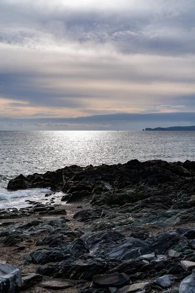 Ein Felsiger Strand Auf Einer Insel Unter Dem Bewölkten Himmel — Stockfoto