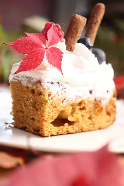 Flipped Vertical Shot Slice Cake Cream Blueberries Raspberries Leaves — Stock Photo, Image