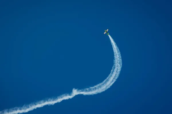Faszinierende Aufnahme Eines Flugzeugs Das Hoch Den Blauen Himmel Fliegt — Stockfoto
