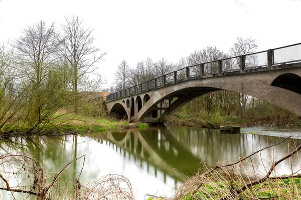 公園内の川を渡る橋 — ストック写真