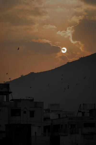 Colpo Verticale Del Tramonto Sopra Città — Foto Stock