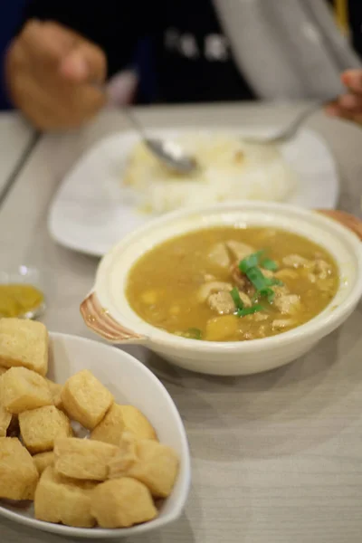 전통적 인도네시아 두부를 그릇의 수프와 수직으로 — 스톡 사진