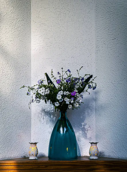 Tiro Vertical Vaso Azul Com Flores Mesa Madeira Dentro Lobby — Fotografia de Stock