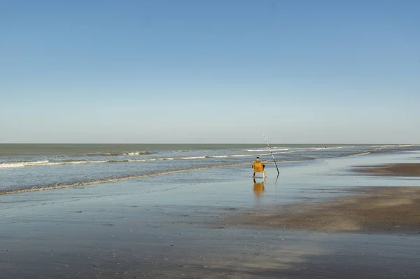 Homem Costas Sentado Relaxado Uma Cadeira Pesca Praia — Fotografia de Stock