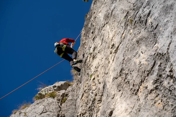 Scalatore Roccia Alta Montagna Crni Kal Slovenia — Foto Stock