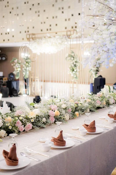 Vacker Bröllopsdukning Med Blomsterarrangemang — Stockfoto