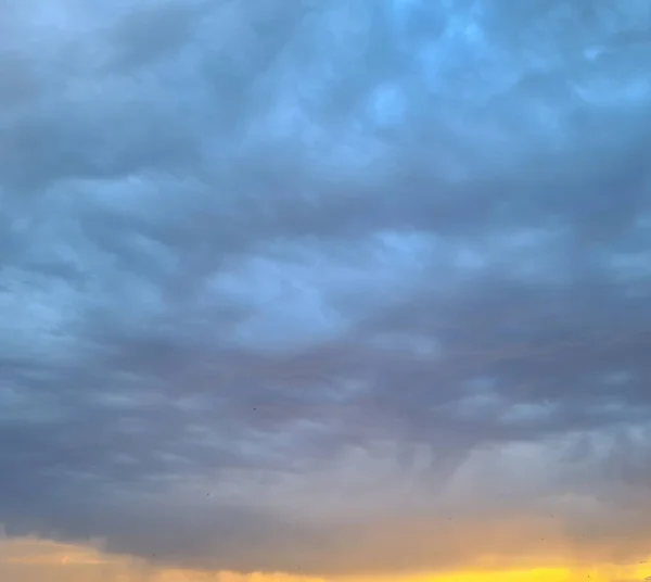 Tiro Vertical Nuvens Azuis Chuvosas Pôr Sol — Fotografia de Stock