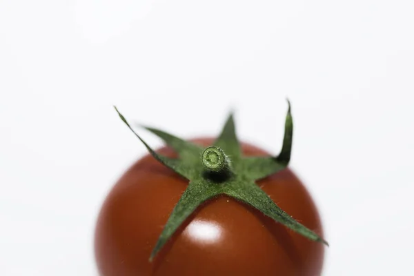 Een Closeup Shot Van Een Tomaat Een Witte Achtergrond — Stockfoto