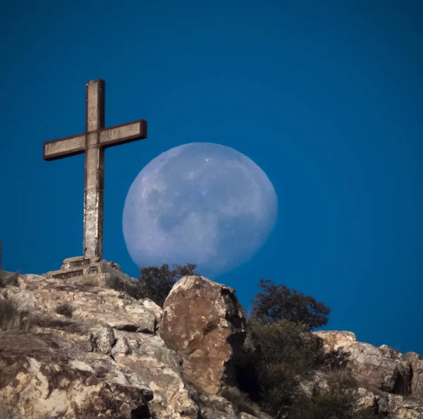 Una Bella Vista Una Croce Acciaio Piedi Sulla Roccia Penarroya — Foto Stock
