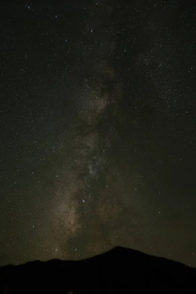 夜空に浮かぶ天の川の垂直な背景 — ストック写真
