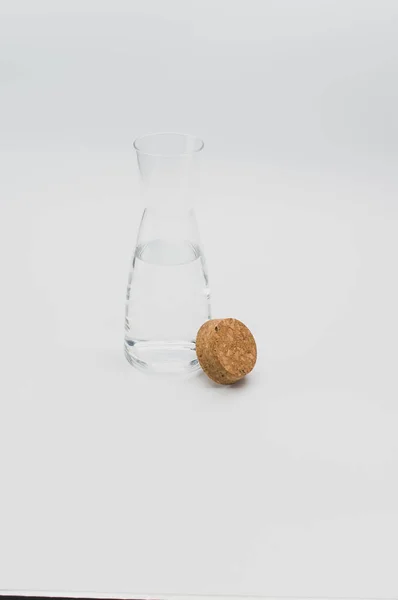 Frasco Vidro Preenchido Com Água Pura Limpa Sobre Fundo Branco — Fotografia de Stock