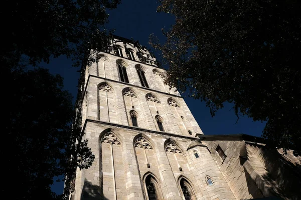 Een Lage Hoek Opname Van Toren Van Uberwasserkirche Duitsland — Stockfoto