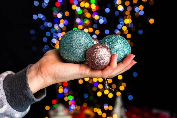 Una Persona Sosteniendo Unas Bolas Navidad Contra Fondo Luces Bokeh —  Fotos de Stock