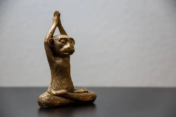 木製の表面に金の猿の像のクローズアップショット — ストック写真