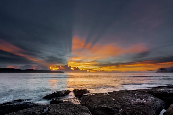 Uma Praia Mar Tranquilo Sob Céu Por Sol — Fotografia de Stock