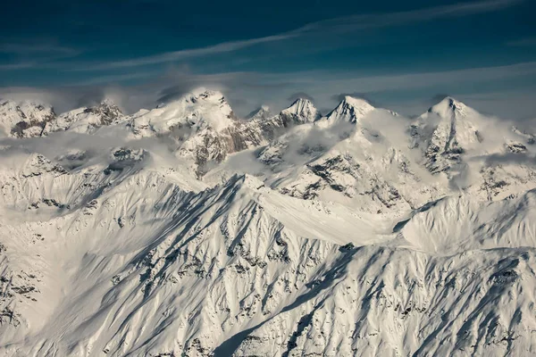Een Prachtig Uitzicht Een Besneeuwde Bergketen — Stockfoto