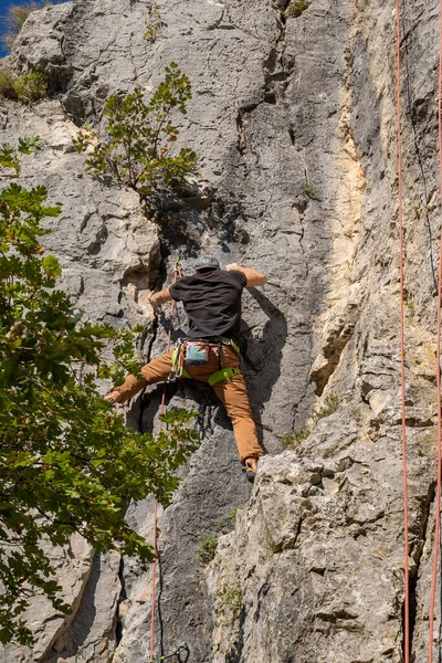 Een Bergbeklimmer Die Hoge Bergen Beklimt Crni Kal Slovenië — Stockfoto