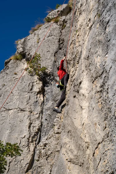 Een Bergbeklimmer Die Hoge Bergen Beklimt Crni Kal Slovenië — Stockfoto